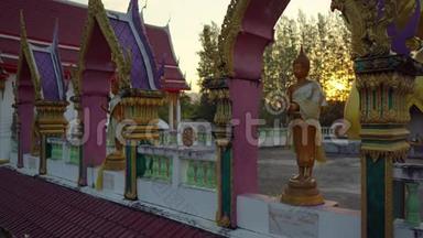 在泰国普吉岛的WatSrisoonthorn寺中拍摄的小佛像。 前往泰国